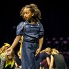 Meisje in blauw pak