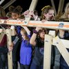 Kinderen dragen dak